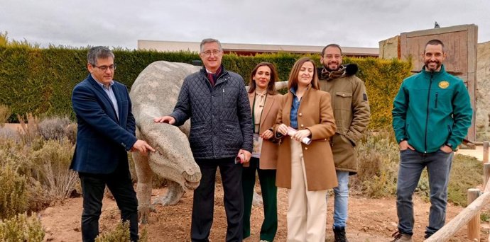 Los representantes institucionales, con el consejero de Medio Ambiente y Turismo del Gobierno de Aragón, Manuel Blasco, a la cabeza, con el nuevo dinosaurio dedicado a Luis Buñuel.
