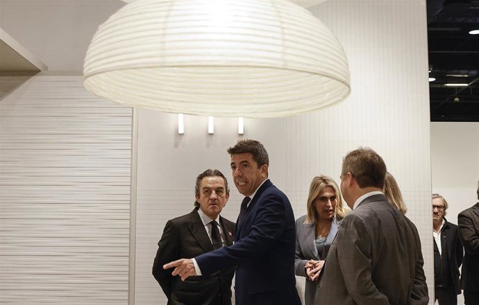 El president de la Generalitat, Carlos Mazón, visita el certamen internacional del sector cerámico, equipamiento para baño y piedra natural, Cevisama 2025, en la Feria de Valencia