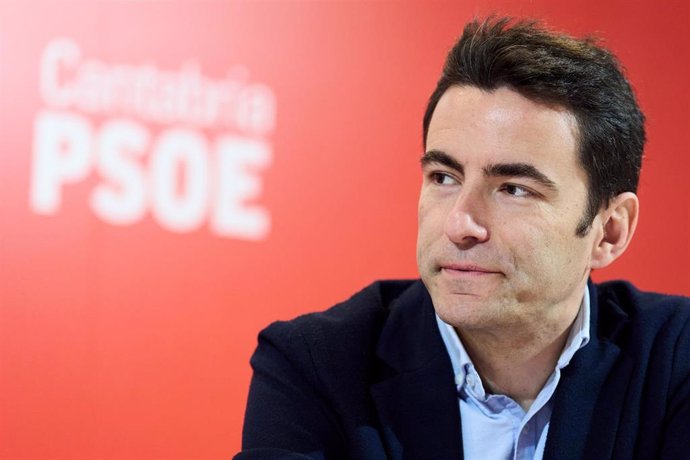 El secretario general del PSOE de Cantabria, Pedro Casares, durante una entrevista para Europa Press, en la sede del PSOE de Cantabria, a 21 de febrero de 2025, en Santander, Cantabria (España). 