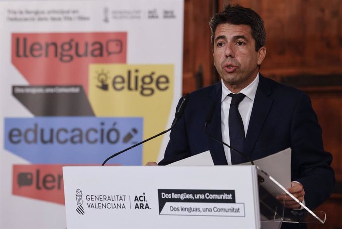 El presidente de la Generalitat valenciana, Carlos Mazón, interviene durante la presentación de la campaña sobre la elección de la lengua base en los centros educativos, en el Palau de la Generalitat (archivo)