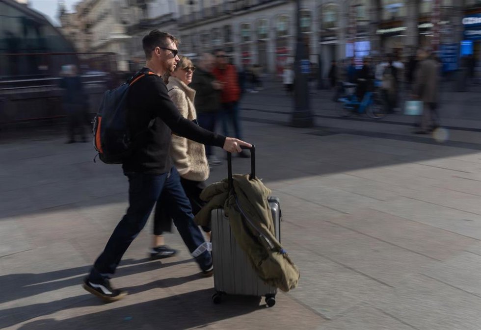 Archivo - Dos turistas en la Puerta del Sol 