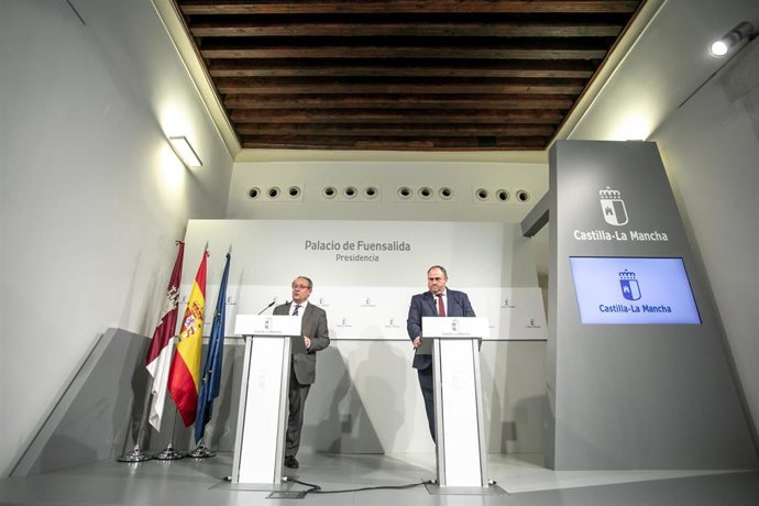 El consejero de Agricultura, Ganadería y Desarrollo Rural, Julián Martínez Lizán, y el consejero de Hacienda, AA PP y Transformación Digital, Juan Alfonso Ruiz Molina, ofrecen una rueda de prensa.