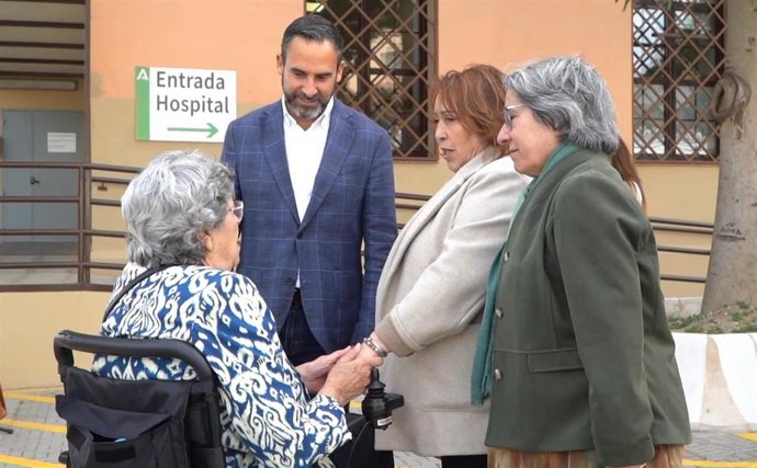 El portavoz del grupo municipal socialista, Daniel Pérez, y la responsable de sanidad del grupo, la edil Carmen Martín, junto a un centro hospitalario.