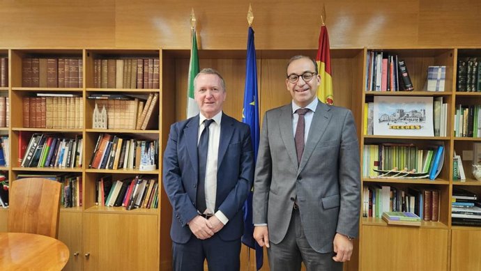 El  embajador de Irlanda, Frank Smith, y el alcalde de Cáceres, Rafael Mateos