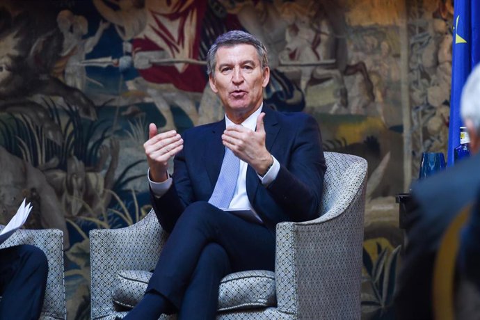 El presidente del Partido Popular, Alberto Núñez Feijóo, interviene en el foro ‘Nuevos retos, nuevas respuestas’, en el Hotel Wellington de Madrid, a 25 de febrero de 2025, en Madrid (España). El acto ha sido organizado por Madrid Foro Empresarial.