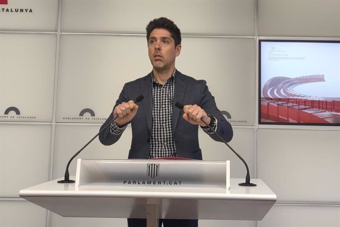 El portavoz de los Comuns en el Parlament, David Cid, en rueda de prensa