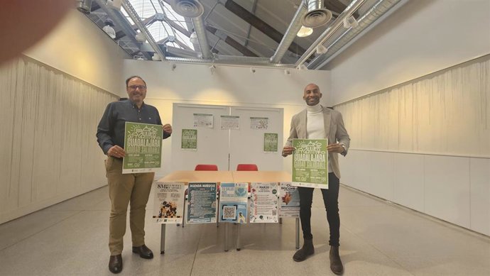 Los concejales de Salud y Deportes y Juventud del Ayuntamiento de Guadalajara, Roberto Narro y Armengol Engonga.