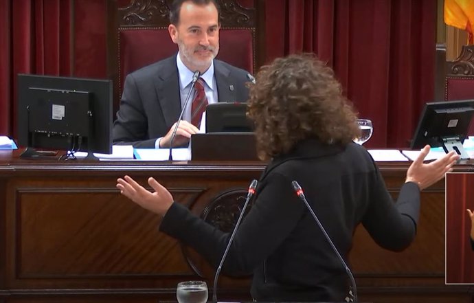 La diputada de MÉS per Mallorca Marta Carrió, dirigiéndose al presidente del Parlament, Gabriel Le Senne.