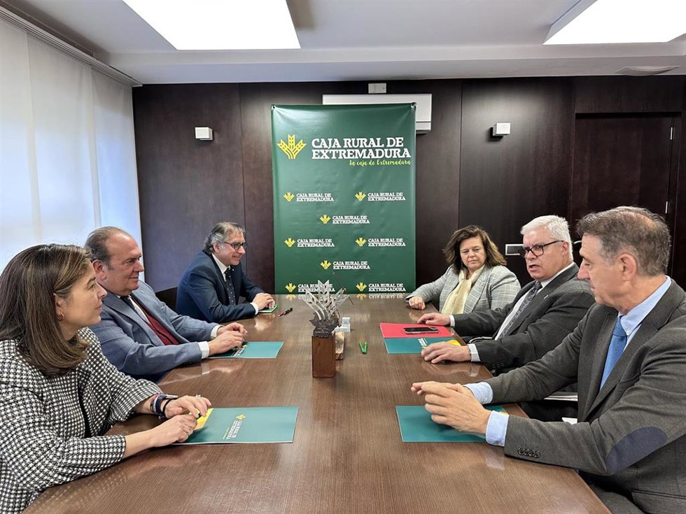 Reunión de Caja Rural de Extremadura y la Universidad de Extremadura