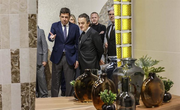 El president de la Generalitat, Carlos Mazón(i), visita el certamen internacional del sector cerámico, equipamiento para baño y piedra natural, Cevisama 2025, en la Feria de Valencia 