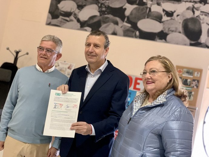 Javier Fernández oficializa su precandidatura a la reelección en el PSOE sevillano, con Aurora Atoche y José Antonio Ruiz Dorado como avalistas