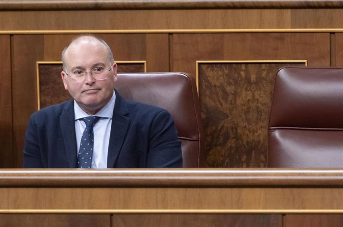 El portavoz del PP en el Congreso, Miguel Tellado, durante una sesión plenaria, en el Congreso de los Diputados, a 18 de febrero de 2025, en Madrid (España). Durante el pleno, los diputados debaten la toma en consideración de una proposición de ley sobre 