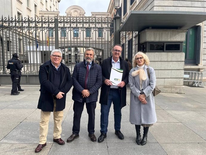 Imagen de representantes de CESM y SMA en el Congeso de los Diputados.