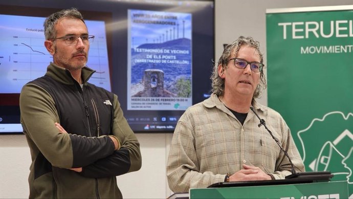 El portavoz del grupo de Energía y Medio Ambiente del Movimiento Ciudadano, Ernesto Romeo, y Joaquín Gargallo, ganadero y concejal de Mosqueruela,