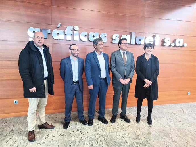 El consejero delegado de Acció, jaume Baró, junto a directivos de Salaet Food Packaging.