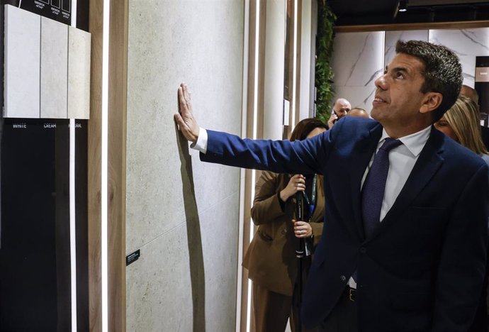 El president de la Generalitat, Carlos Mazón, visita el certamen internacional del sector cerámico, equipamiento para baño y piedra natural, Cevisama 2025, en la Feria de Valencia