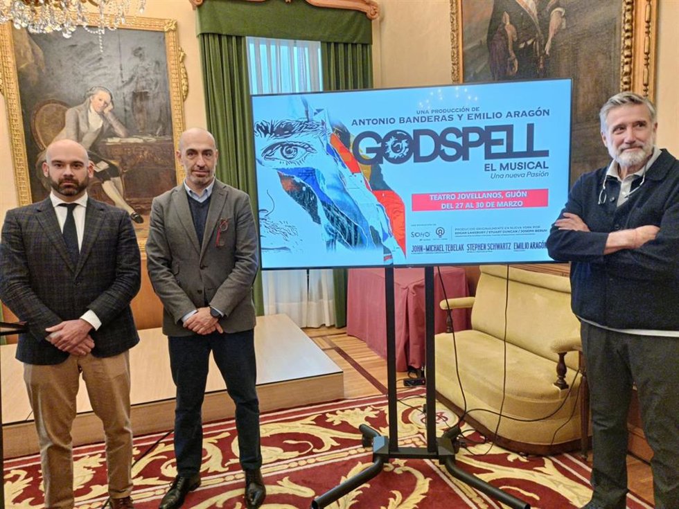 Emilio Aragón, presenta su musical Godspell, acompañado del presidente de Divertia, Óliver Suárez, y el concejal de Festejos de Gijón, Jesús Martínez Salvador, en el Ayuntamiento gijonés.