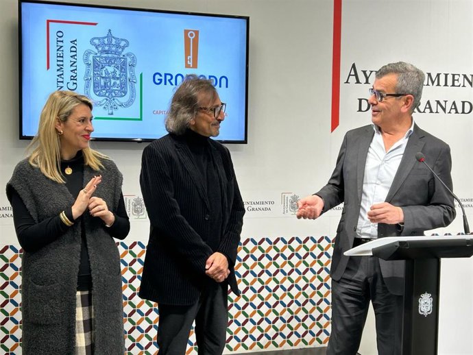 Antonio Carmona ha asistido a la presentación informativa del espectáculo con el concejal de Cultura de Granada, Juan Ramón Ferreira