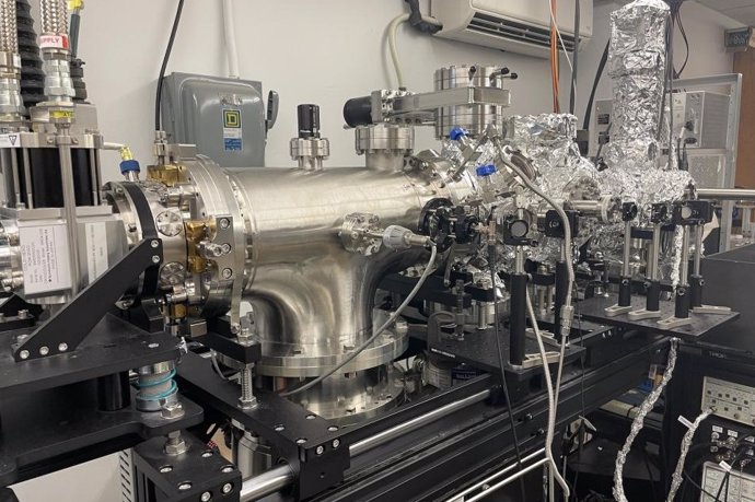 Aparato experimental y láser utilizados por investigadores de la Universidad de Columbia Británica, RIKEN y la Universidad de Kanazawa para demostrar la superfluidez del hidrógeno