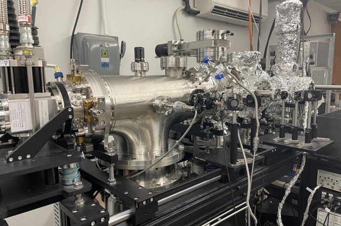 Aparelho experimental e lasers usados por pesquisadores da University of British Columbia, RIKEN e Kanazawa University para demonstrar a superfluidez do hidrogênio.