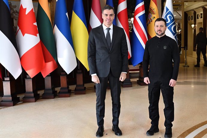 El presidente del Gobierno de España, Pedro Sánchez (i) y el presidente de Ucrania, Volodímir Zelenski (d), posan a su llegada a la cumbre internacional de apoyo a Ucrania