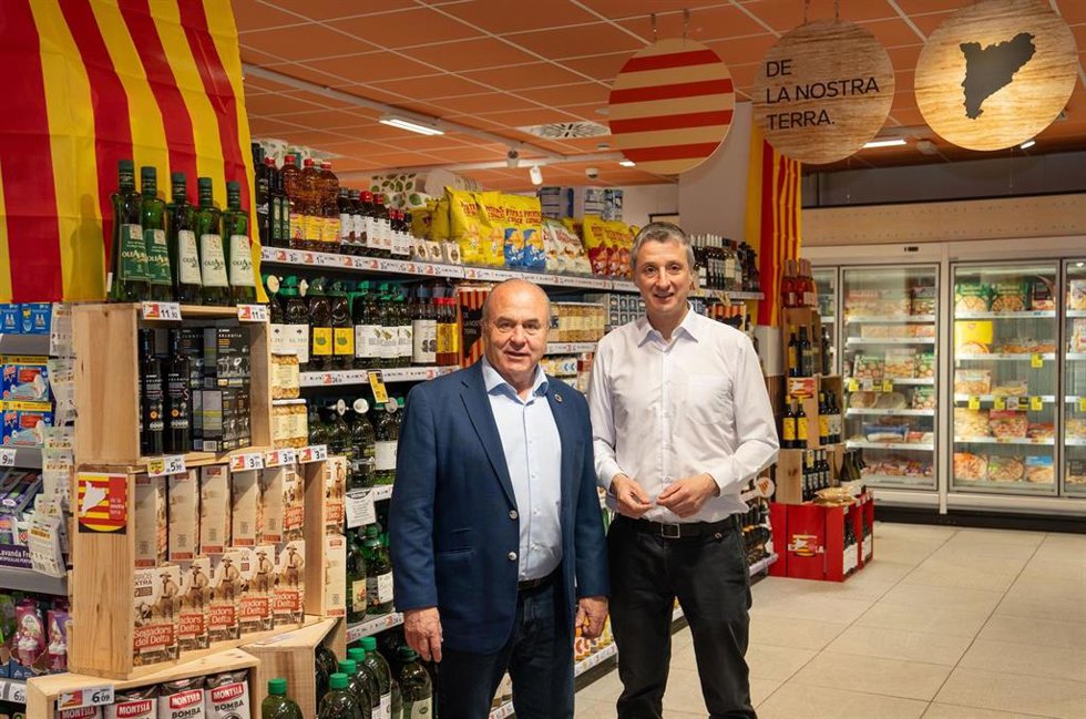 El presidente de la FCAC, Ramón Sarroca, y el responsable de Proximidad de Caprabo, Fernando Tercero.