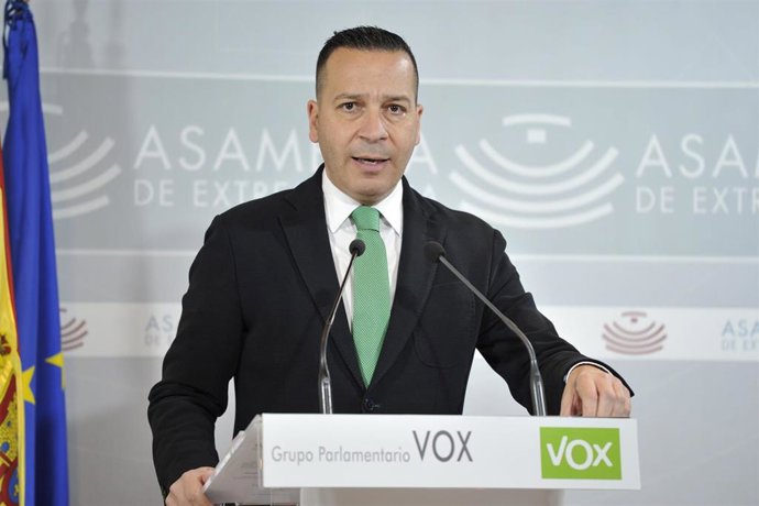 El portavoz de Vox en la Asamblea de Extremadura, Óscar Fernández, en su comparecencia tras la Junta de Portavoces.
