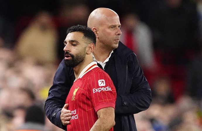 Archivo - 01 December 2024, United Kingdom, Liverpool: Liverpool manager Arne Slot embraces Liverpool's Mohamed Salah on the sidelines during the English Premier League soccer match between Liverpool and Manchester City at Anfield. Photo: Peter Byrne/PA W