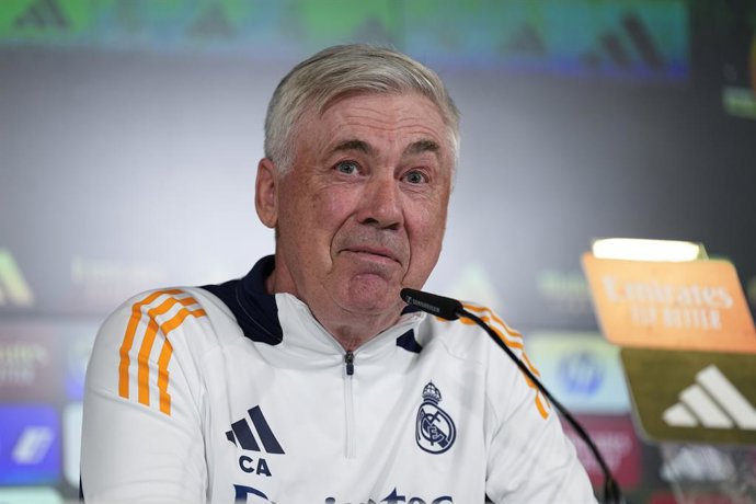 Carlo Ancelotti participa de sua coletiva de imprensa durante o dia de treinamento do Real Madrid antes da partida de futebol contra o Real Sociedad pela Copa do Rei da Espanha, na Ciudad Deportiva Real Madrid, em 25 de fevereiro de 2024, em Valdebebas, M