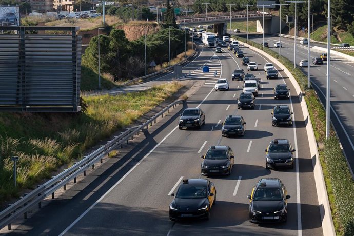 Un grupo de taxis a la altura de Esplugues de Llobregat durante una marcha lenta de taxistas por las rondas de Barcelona, a 29 de enero de 2025, en Barcelona, Cataluña (España). La asociación Élite Taxi ha convocado esta marcha lenta por la Ronda de Dalt 
