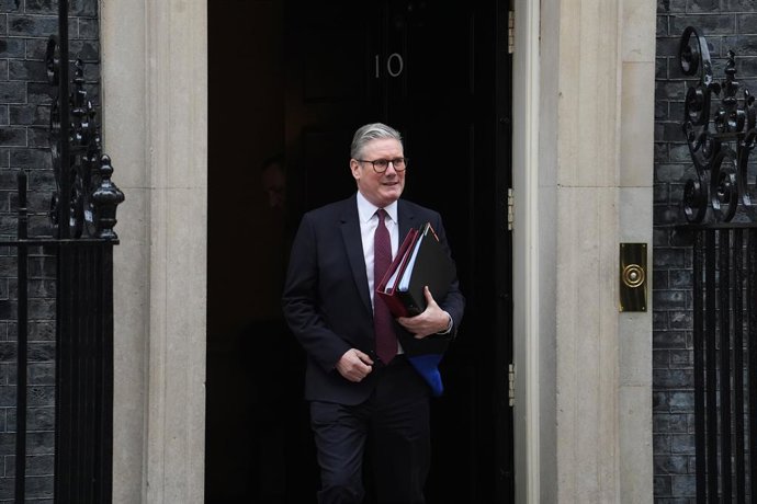 12 de fevereiro de 2025, Reino Unido, Londres: O primeiro-ministro do Reino Unido, Keir Starmer, sai da Downing Street, 10, para participar das Perguntas do Primeiro Ministro nas Casas do Parlamento. Foto: Jordan Pettitt/PA Wire/dpa