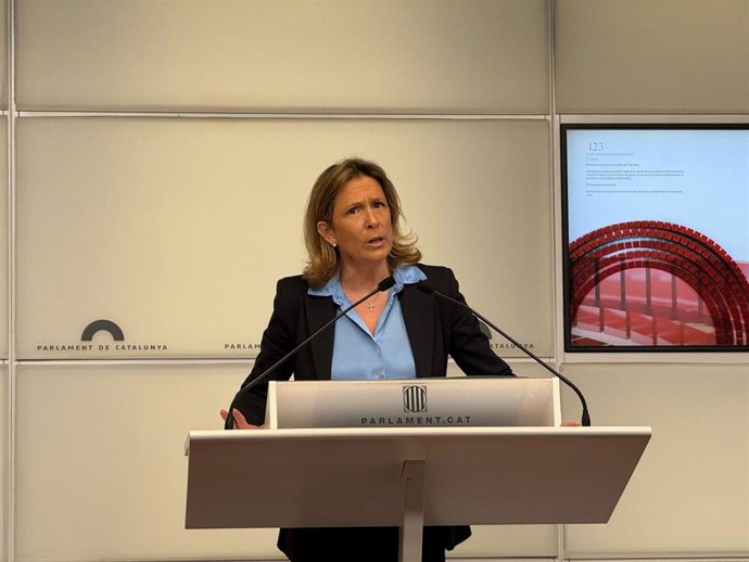 La diputada de Vox en el Parlament María Elisa García Fuster, en rueda de prensa este martes