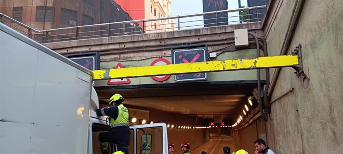 Camió enganxat en túnel València