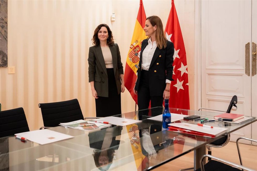La presidenta de la Comunidad de Madrid, Isabel Díaz Ayuso (i) y la portavoz de Vox en la Asamblea de Madrid, Isabel Pérez Moñino-Aranda (d), durante la segunda jornada de reuniones con los grupos parlamentarios de la Asamblea de Madrid