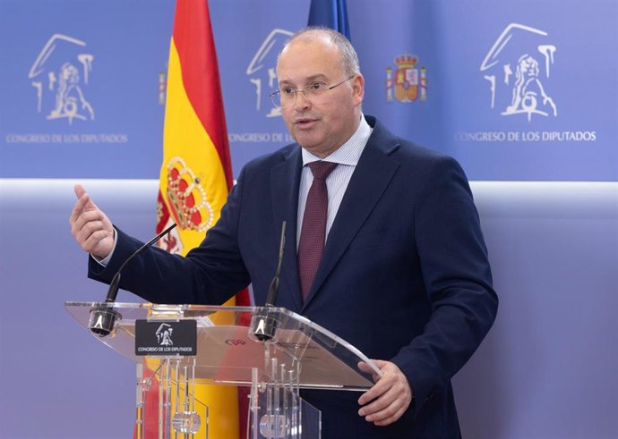 El portavoz del PP en el Congreso, Miguel Tellado, durante una rueda de prensa posterior a la Junta de Portavoces, en el Congreso de los Diputados, a 25 de febrero de 2025, en Madrid (España).