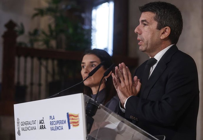 Archivo - El president de la Generalitat Valenciana, Carlos Mazón, i la consellera d'Hisenda i Economia, Ruth Merino, en roda de premsa (arxiu)