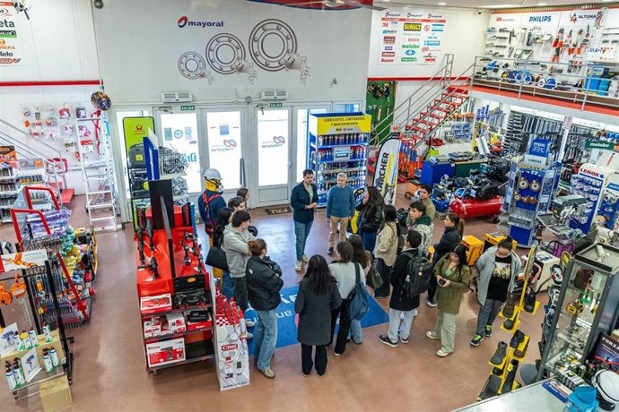 Estudiantes de GADE de la UR realizan una visita profesional a Suministros Industriales Mayoral