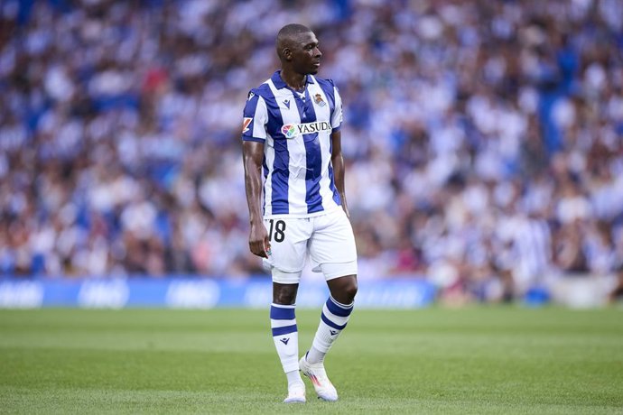 Archivo - Hamari Traore of Real Sociedad looks on during the LaLiga EA Sports match between Real Sociedad and Rayo Vallecano at Reale Arena on August 18, 2024, in San Sebastian, Spain.