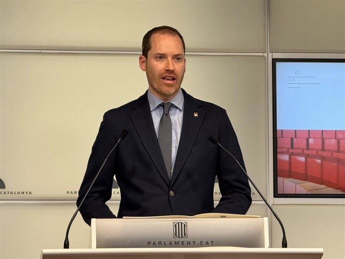 El portavoz del PP en el Parlament, Juan Fernández, en rueda de prensa este martes