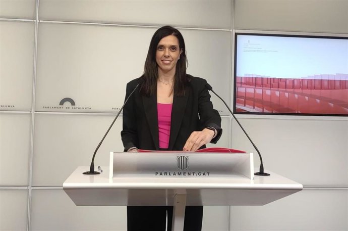 La portavoz del PSC en el Parlament, Elena Díaz, en rueda de prensa