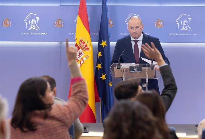 El portavoz del PP en el Congreso, Miguel Tellado, durante una rueda de prensa posterior a la Junta de Portavoces, en el Congreso de los Diputados, a 25 de febrero de 2025, en Madrid (España).