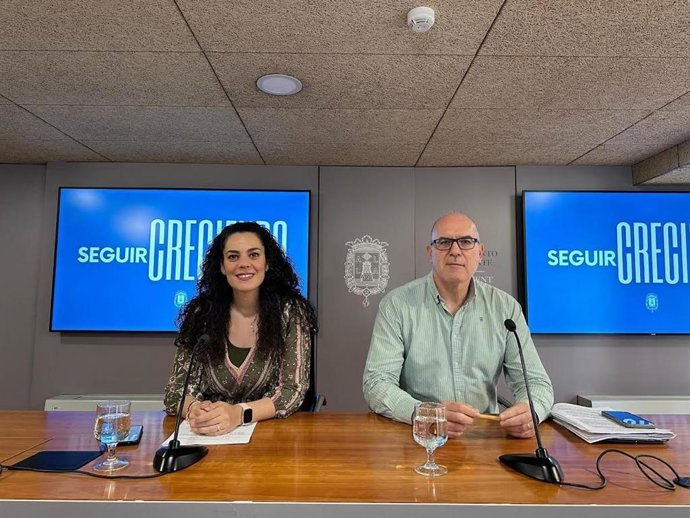 La portavoz municipal, Cristina Cutanda (i), y el vicealcalde Manuel Villar (d), durante la rueda de prensa posterior a la junta de gobierno local celebrada este martes.