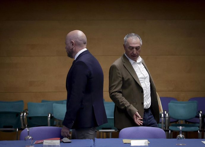 Los diputados Toni Gaspar (PSPV) y Joan Baldoví (Compromís) en la reunión de la comisión mixta Consell-Corts para la reforma del sistema de financiación y valoración de la deuda histórica de la Comunitat Valenciana