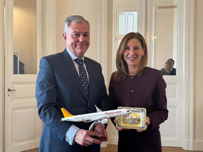 El alcalde de Sevilla y la CEO de Pegasus Airlines, en un encuentro institucional en Estambul.