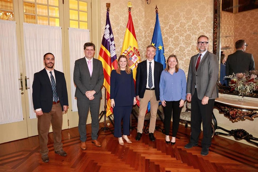 Imagen de la presidenta del Govern, Marga Prohens; del conseller de Turismo, Cultura y Deportes, Jaume Bauz; del embajador británico en España, Alex Ellis, y otros asistentes en la reunión, este mediodía
