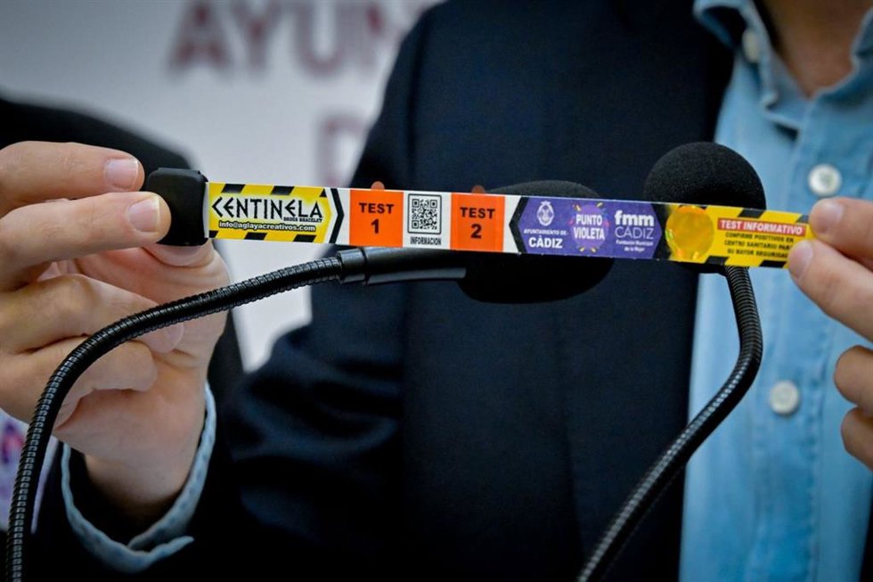 Una de las 3.000 pulseras centinelas que se repartirán en la ciudad de Cádiz durante el Carnaval.