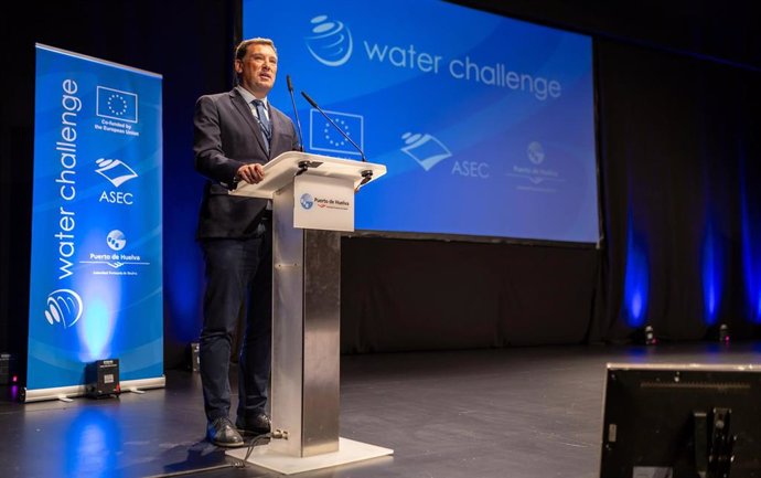 El presidente del Puerto de Huelva, Alberto Santana, en la presentación de la planta piloto de Water Challenge.