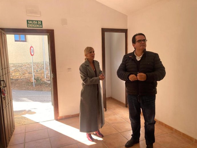El diputado diputado provincial de Fomento, Antonio Jesús Rodríguez, visita un apartamento turístico en Bacares (Almería).