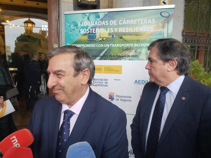 El consejero atiende a los medios en Segovia, en la jornada sobre carreteras sostenibles.