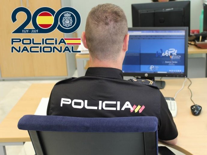 Archivo - Agente de Policía Nacional en tareas de investigación